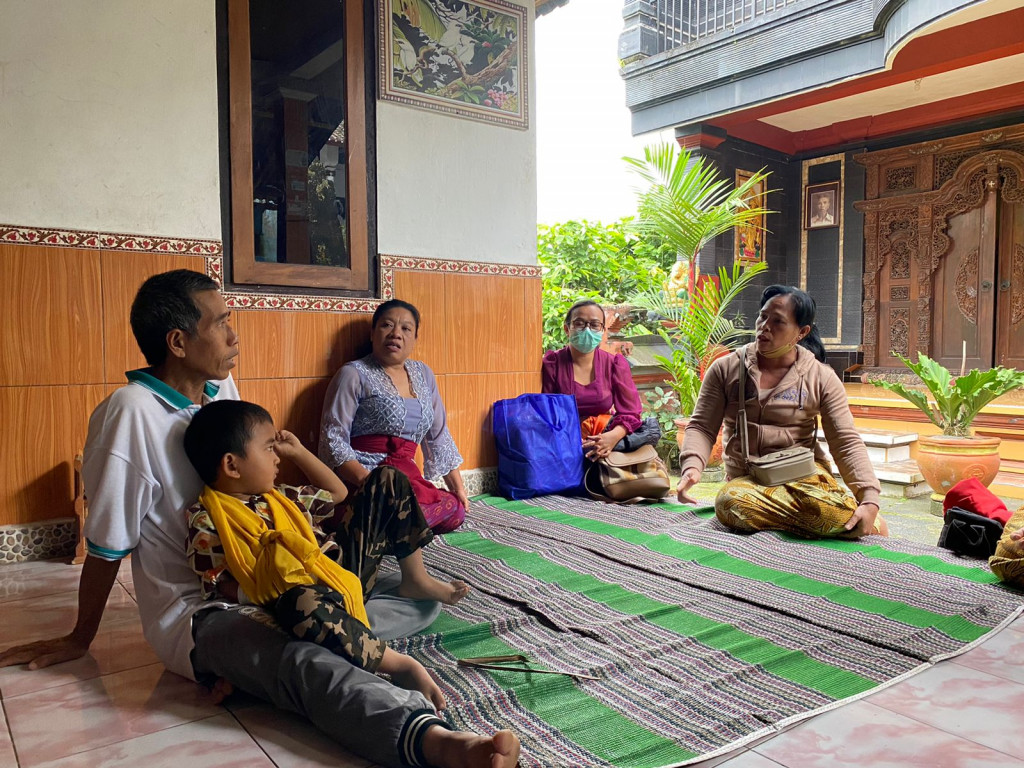 Menunjukan Sikap Kepedulian,  Ketua PKK bersama Guru TK Paud Jenguk Siswa Tk Paud Yang Sakit
